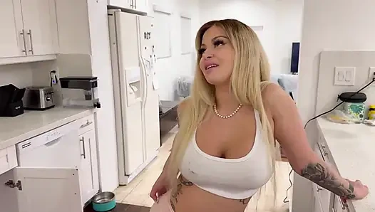 Aldatan büyük memeli ateşli sarışın tesisatçı ve erkek arkadaşı tarafından amını dolduruyor