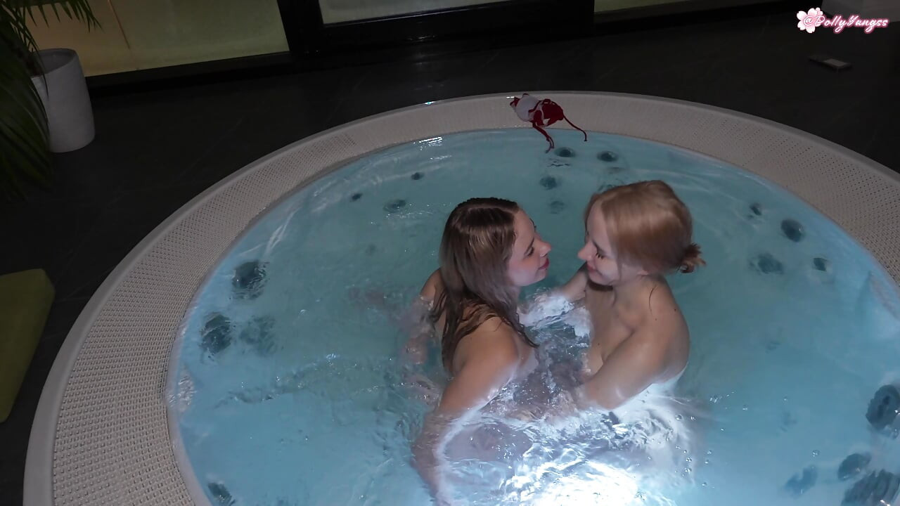 मैं ऊब गया हूँ, शायद मैं तुम्हारी योनी चाटूँगा? गर्म समलैंगिक सेक्स में बिकनी में दो गीले और 19 साल के गोरे लोग