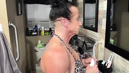 Cewek sange ini nyepong ganas sambil bersin- makeupkandy