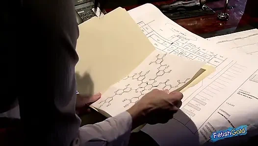 Sexy brünette mit dicken möpsen wird von einem älteren typen im büro hart gefickt