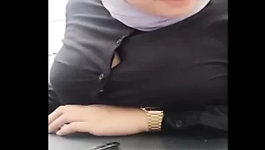 Une fille en hijab à gros nichons chauffe son mec au travail par webcam
