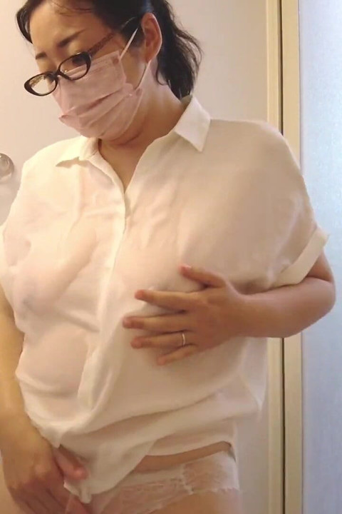 お風呂の中でオナニーする人妻