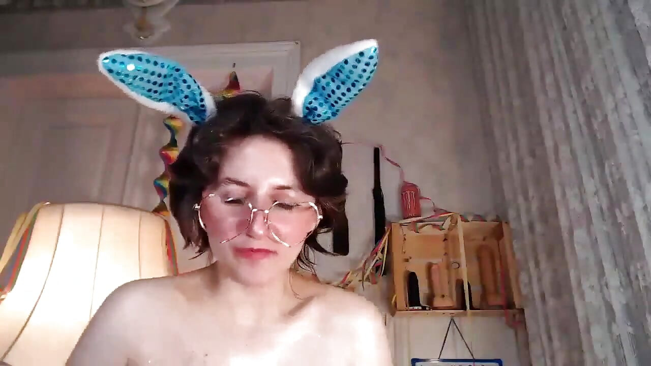 Camgirl με μεγάλο κώλο κάθεται στην τούρτα ζωντανά