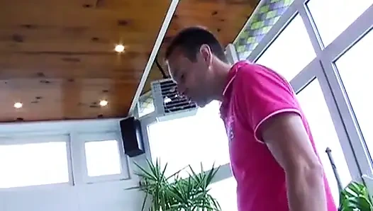 Cewek nakal kulit hitam asal perancis didobel penetrasi di kolam renang