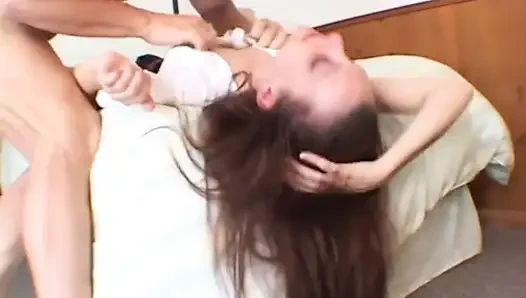 Sıska edepsiz bir sürtük için büyük ve sağlam bir yarak