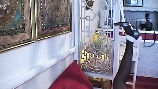 Cewek jerman dengan berbulu ini dijilat dan di-fisting