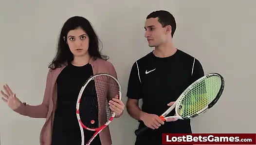 Fibromyalgie und Igor nehmen ihr strip-tennis-spiel draußen