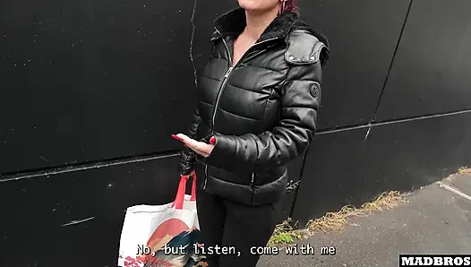 Eine super sexy französische mutter lädt uns in ihr haus ein, um mit den freunden ihres sohnes zu ficken, während er weg ist !!