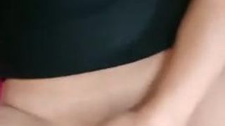 Menina chinesa esfregando pussey