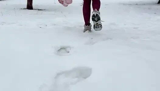 Киска на снегу