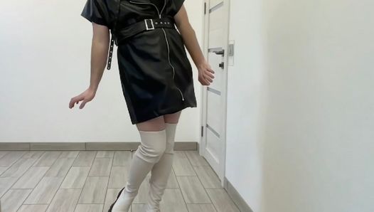 Crossdresser bdsm com botas de cano alto e vestido de couro