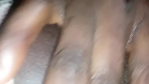 Sperm damlarken büyük siyah kıvrımlı yarağımı okşuyor güzel hissettiriyor.