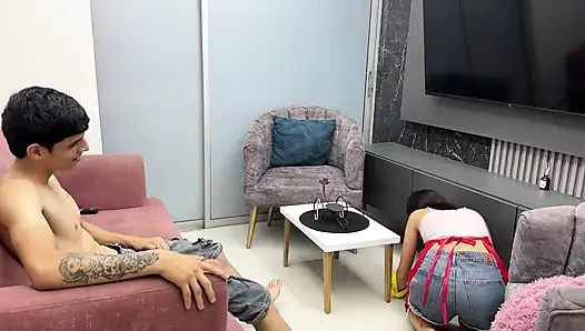 Sonunda hizmetçiyle yalnız bırakıldım ve sıkı götüyle onu sert siktim