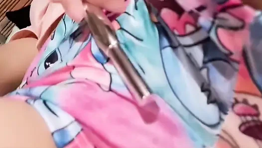 Dadı mastürbasyon yapıyor ve ıslak tangalarını gösteriyor