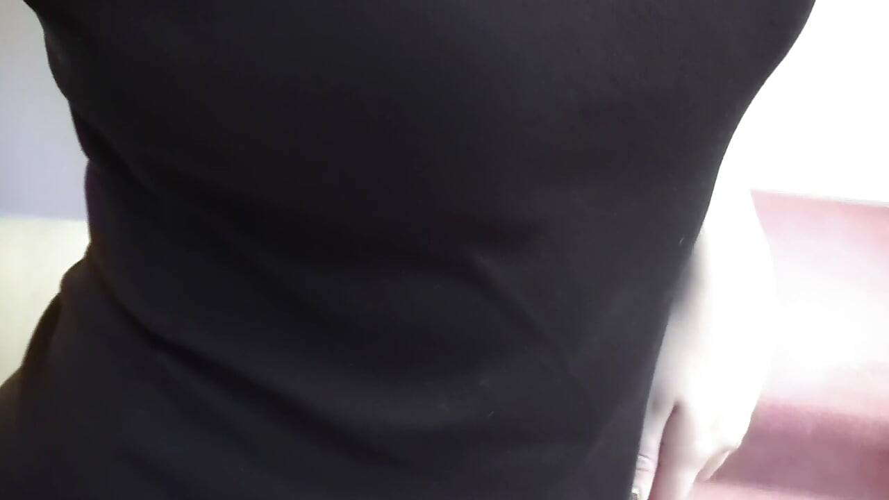 후장을 가진 매력적인 아마추어 - 소파에서 셀카 자위