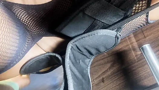 Сексуальная хорошенькая Slimshady трахается на двери, секс-качели в первый раз