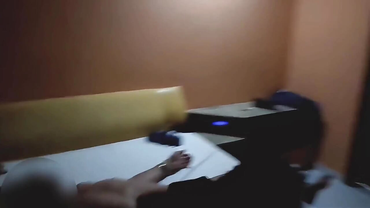 אישה חמה קרינה מנסה למצוץ את המאהב שלה