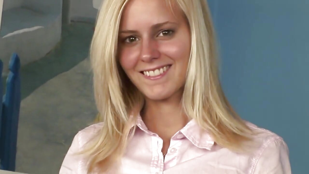 Atemberaubendes blondes teen von einem großen schwanz geschraubt, der auf ihren mund kommt
