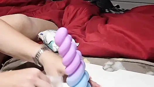 Pawg orta yaşlı seksi kadın o amcığını germek için şişman bir dildoya biniyor