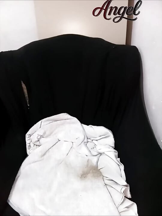 Experimentando roupas enquanto se masturba e se entrega à minha grande