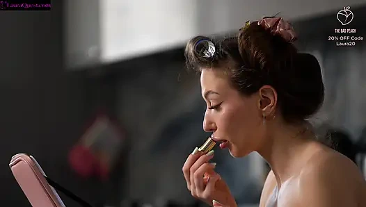 Glücklicher IT-typ wird von einem cam-modell benutzt