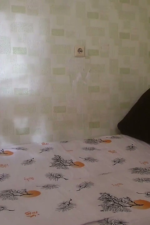 Junge MILF in schwarzen strümpfen masturbiert beim Porno gucken auf Laptop