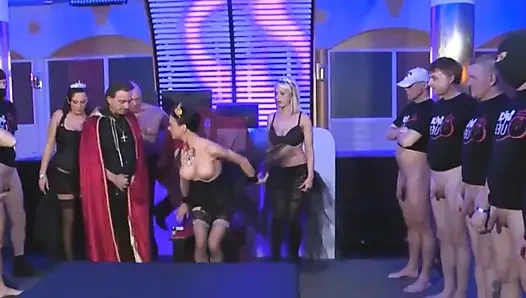 Gangbang-party mit schönen mädchen mit großen brüsten bekommen ihren mund und ihre muschis gebrochen