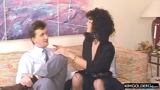 Leidenschaftlicher Couch-Sex mit lockiger Verfuehrerin