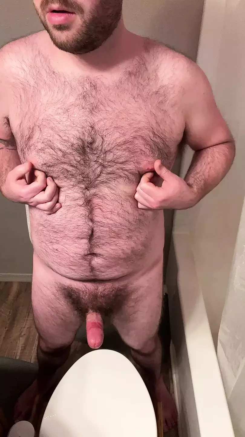 Un ourson poilu se branle dans la salle de bain