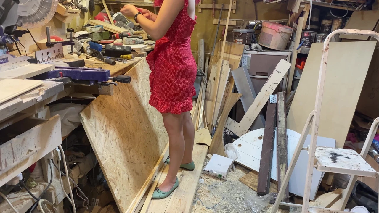 Man with broken hand made Garage fucking with soft cock, hanjob until cumshot