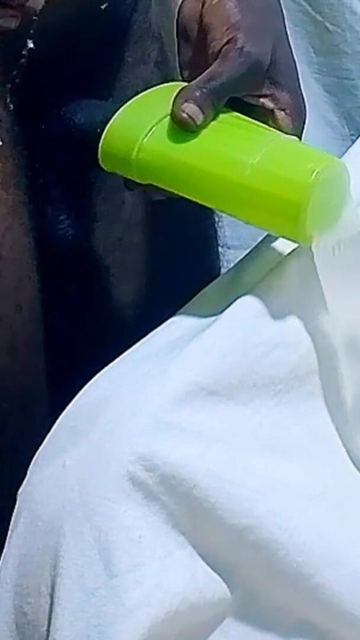 水の入ったコンドームでセックスし、濡れた熱い膣がオナニーするのを見ながらオーガズムを味わったこと! | クリップ 1