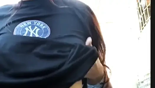 Sexy mädchen streamt und berührt sich für fans