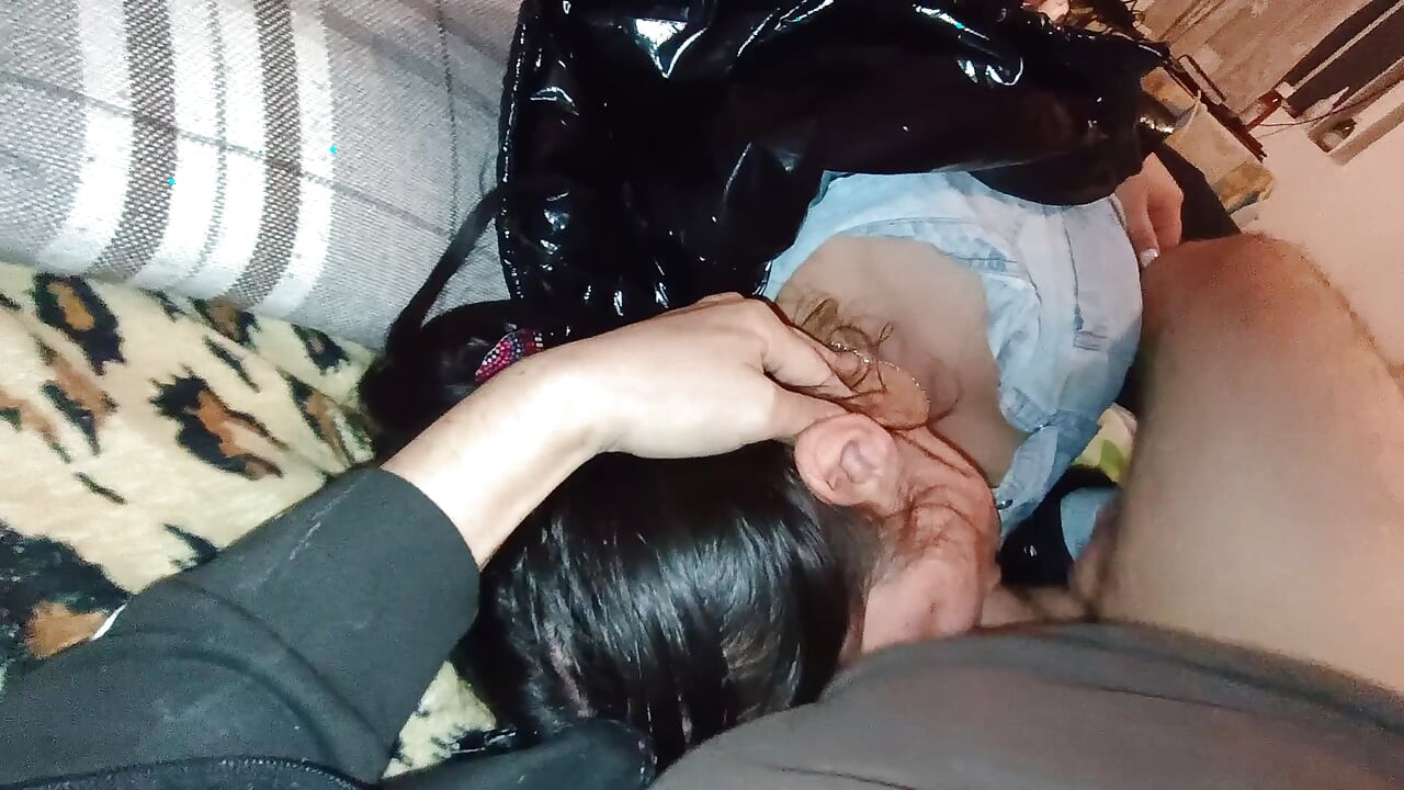 Llego a casa del trabajo y le chupo la polla a mi novio, él me folla en la boca y te deja entrar en mi boca y me lo trago todo