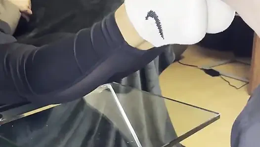 Kirli beyaz spor ayakkabı ibadeti - valeria gecesi ile yüzünde kokulu çoraplar (önden görünüm)