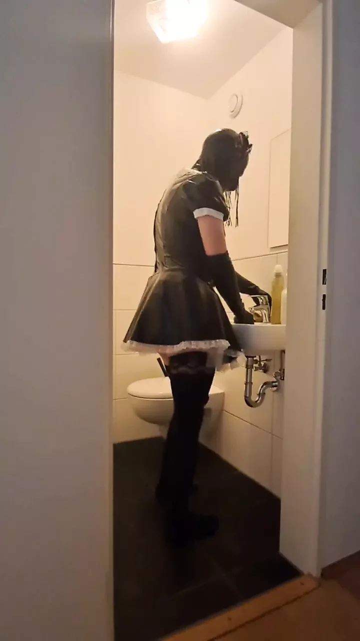 Sirvienta enjaulada esclava - limpiando el baño para la dominatrix y su novio