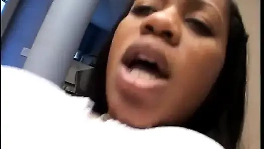 Gadis kulit hitam suka kontol hitam di tenggorokannya