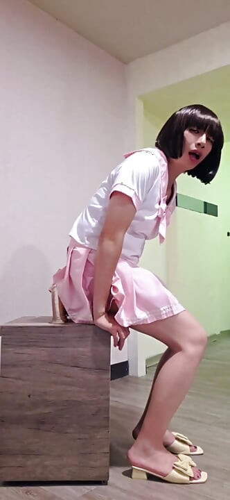 Shemale Ting Xuan bermain dubur di luar di Koridor Kolej.