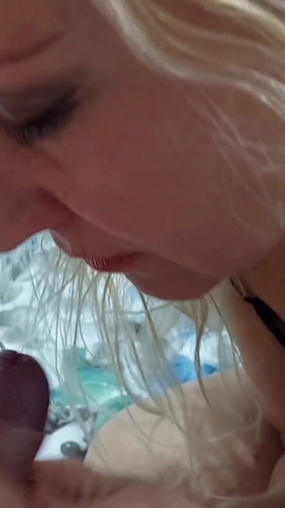 אישה בלונדינית בוגרת נהנית ממין אוראלי בין לבין