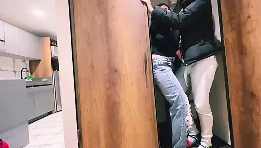 Wir berührten im schrank, bevor ihr ehemann ankam!!