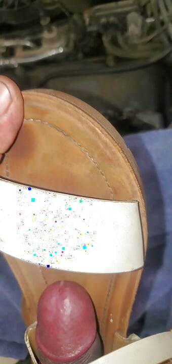 mechanic found sandals in drivers floorboard