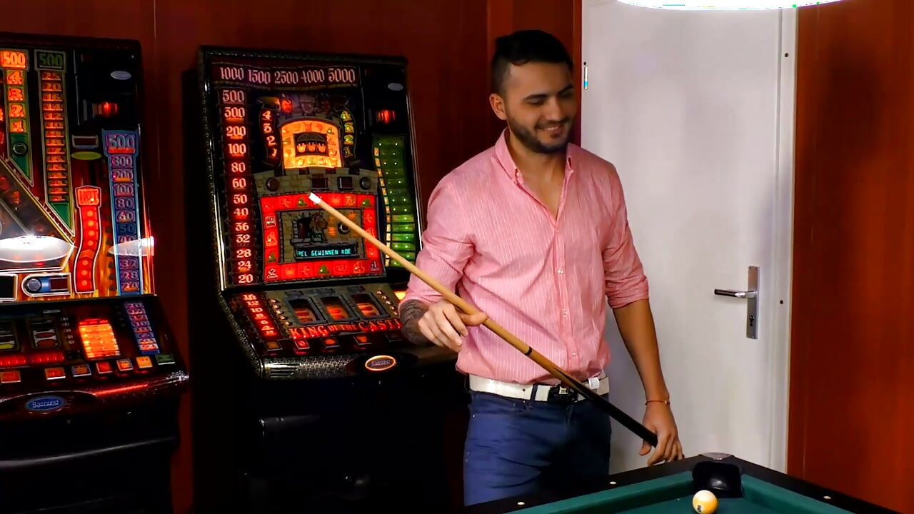 Bilardo masasında sikişiyor... Amına boşalma