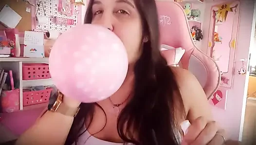 Kabarık yanaklar balon üfleme - tavşan delisi