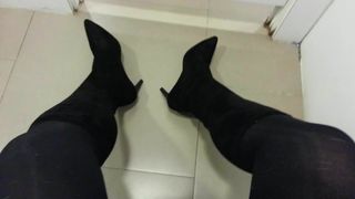 Stivali in camoscio nero con collant teaser
