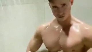 Spettacolo muscolare sotto la doccia
