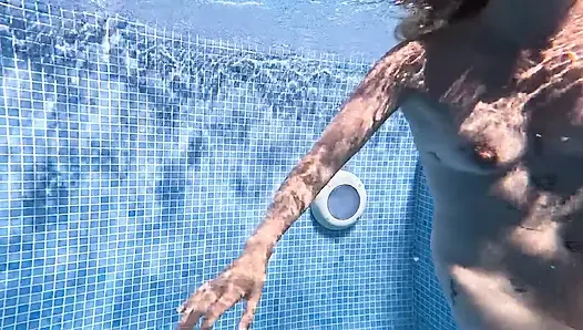 Cewek sange ini lagi asik masturbasi sambil bugil di kolam renang