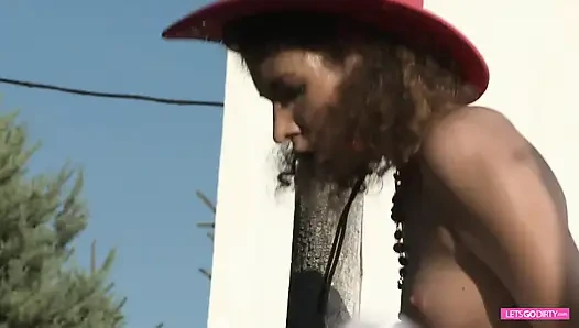 Yarağa aç esmer açık havada götten sikiliyor