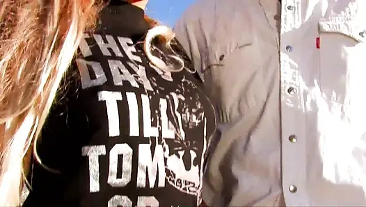 Cewek hot rambut cokelat dientot gaya doggy di pantai di pantai