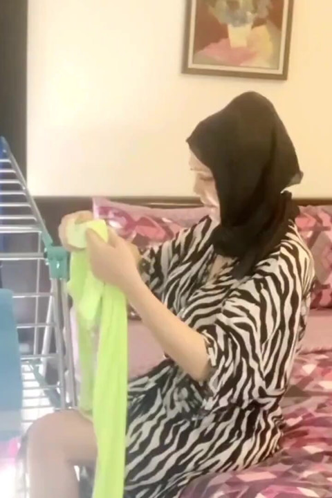 Aldatılan üvey erkek kardeşim reddetmeme rağmen beni kıskandırmaya çalışıyor