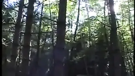 Une Française avec 2 hommes dans la forêt