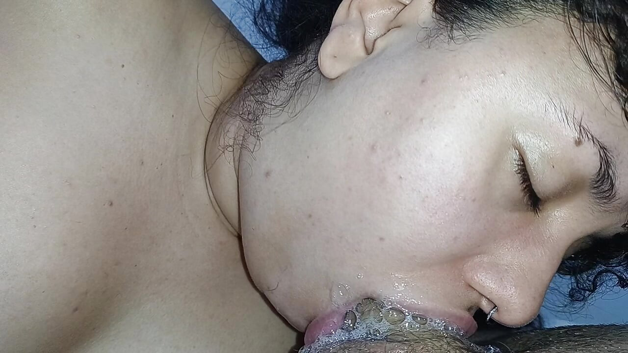 THIS DEEP THROAT GOES ON THE STALK OF THE CUCKOLD'S HARD COCK